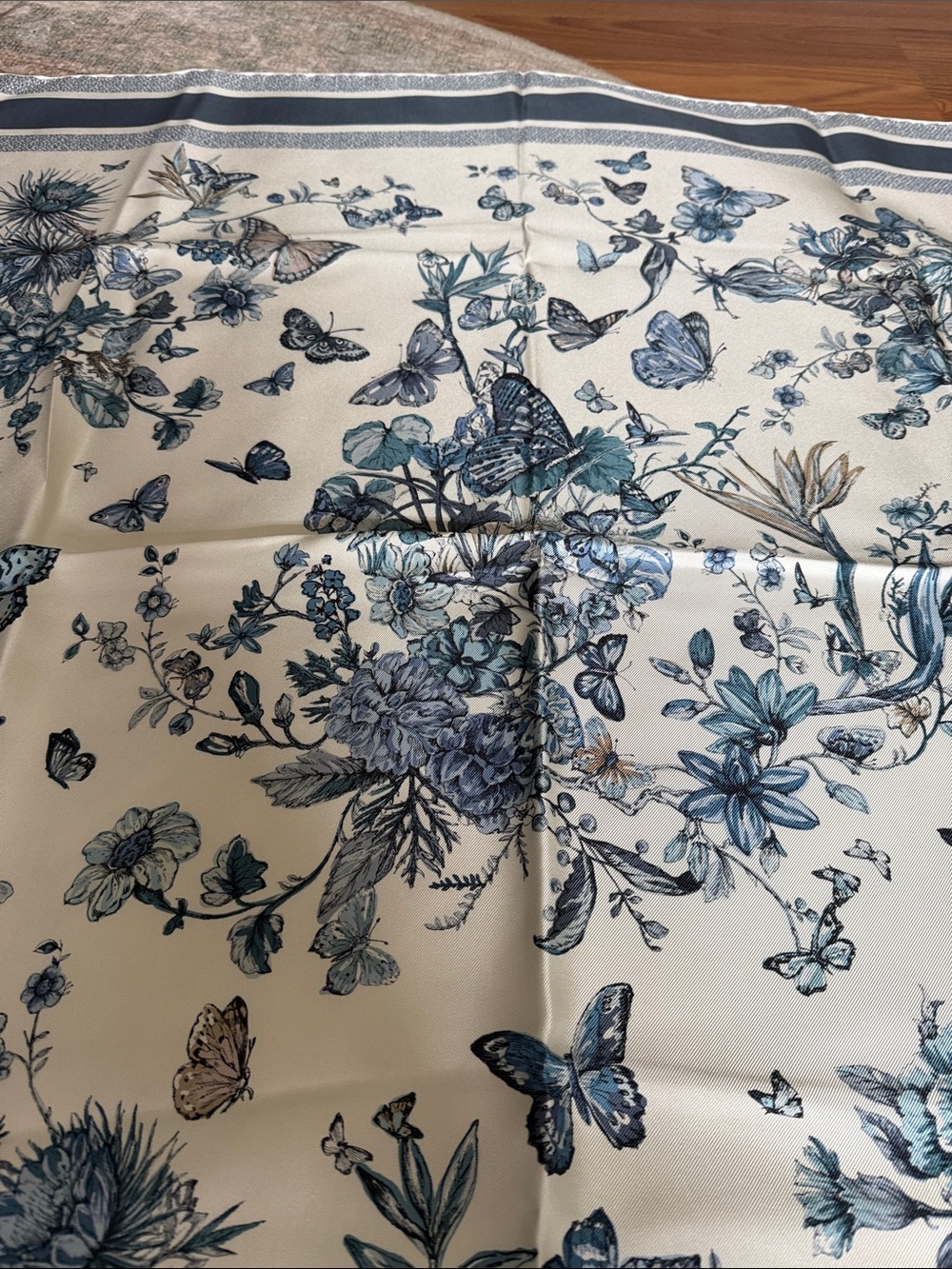 NEW in Box!! Christian Dior Blue & Cream Floral Silk Scarf - Picture 3 of 7
